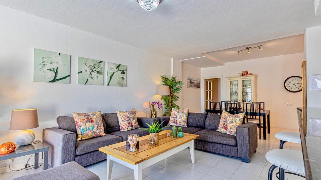 2 Bedroom Beach Front Lejlighed *