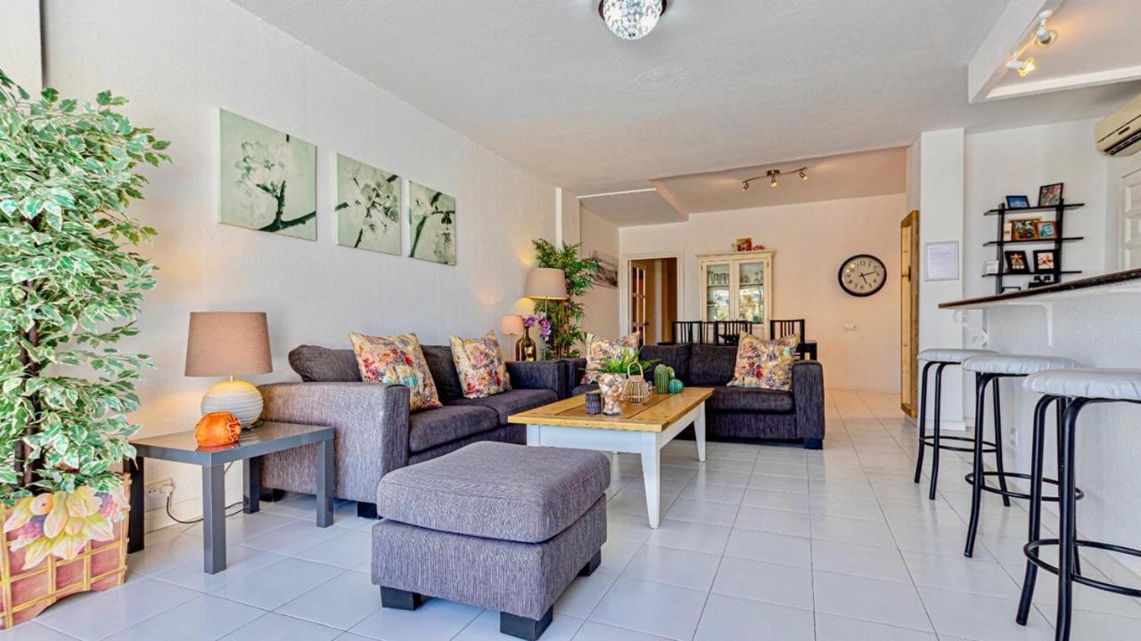 2 Bedroom Beach Front Lejlighed *